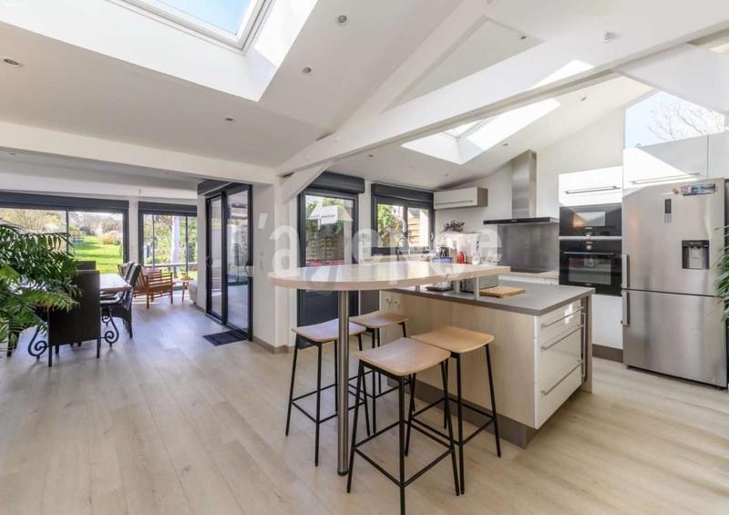 Maison - 177 m² - 8 pièces