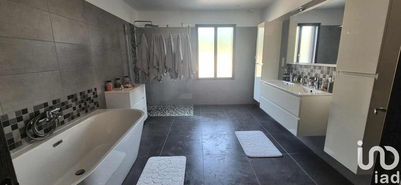 Maison - 238 m² - 8 pièces