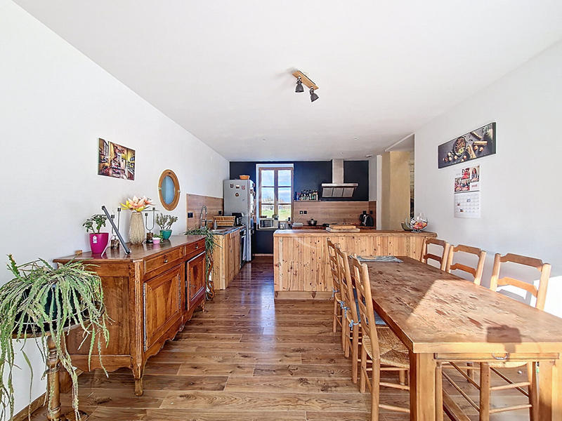 Maison - 205 m² - 9 pièces