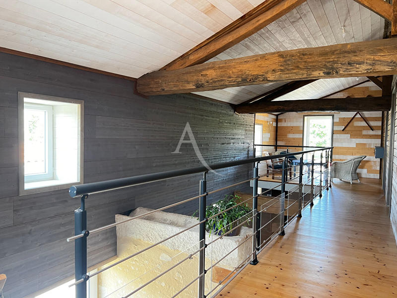 Maison - 330 m² - 8 pièces