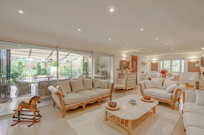 Maison - 335 m² - 12 pièces