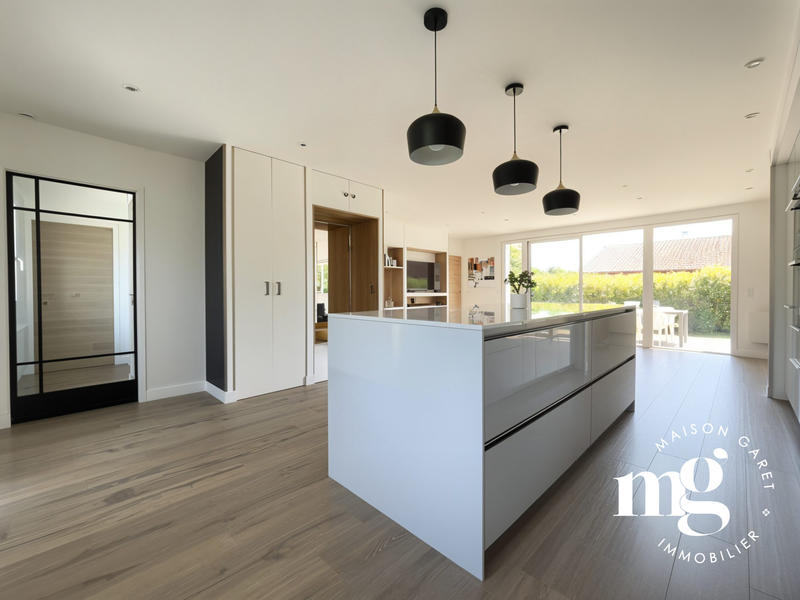 Maison - 187 m² - 8 pièces