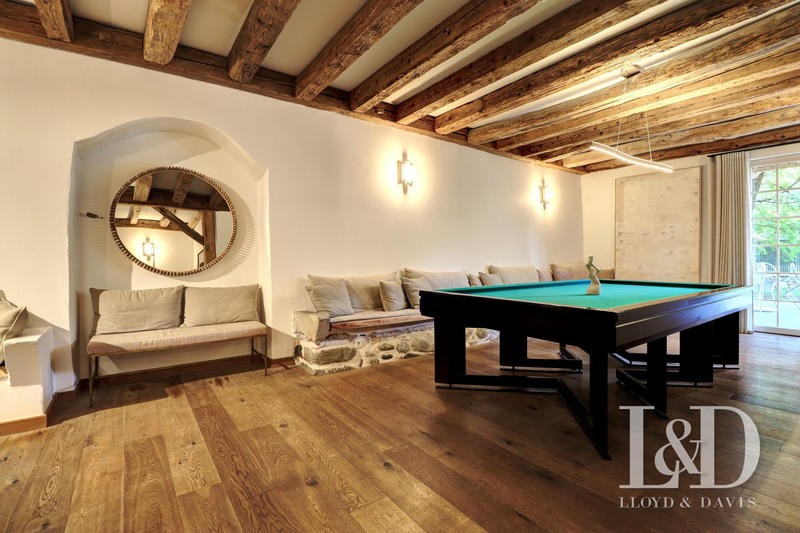 Maison - 360 m² - 10 pièces