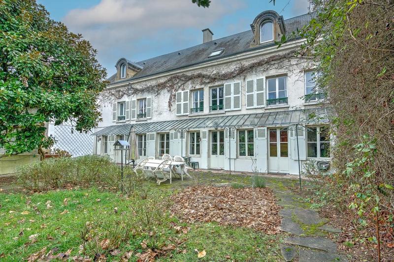 Maison - 220 m² - 9 pièces