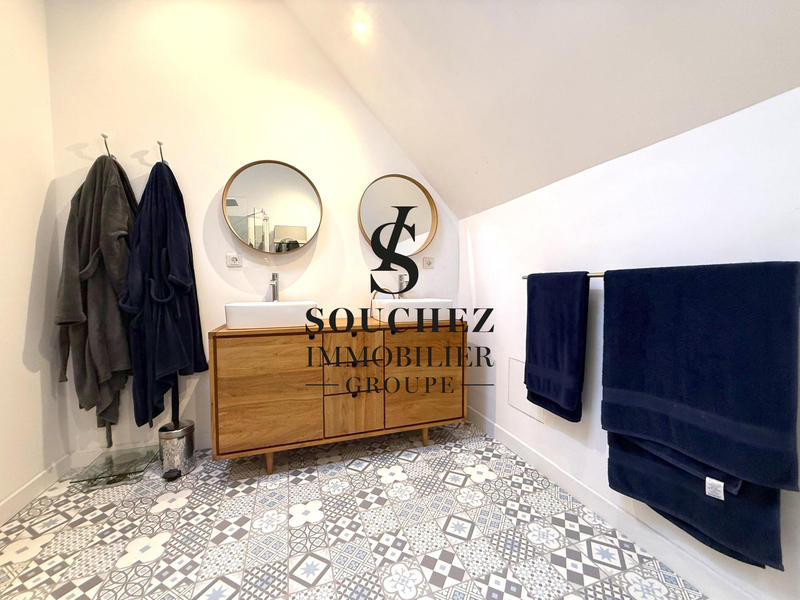 Maison - 250 m² - 8 pièces