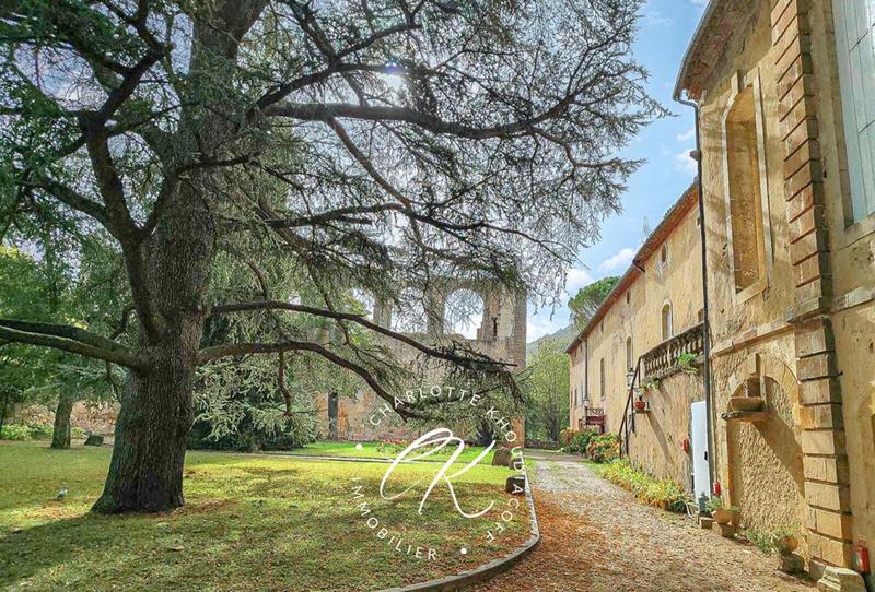 Maison - 2 524 m² - 50 pièces