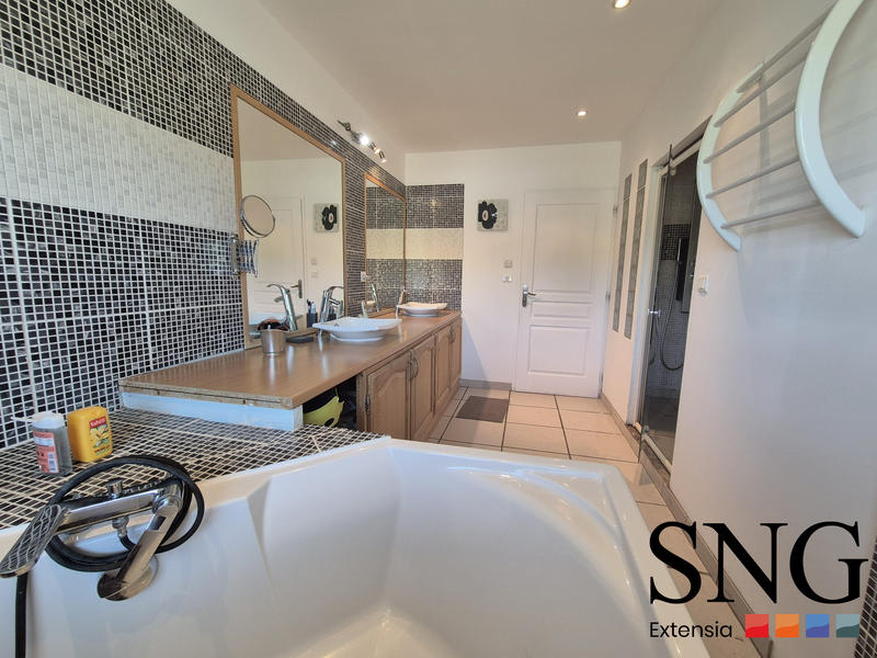 Maison - 177 m² - 8 pièces