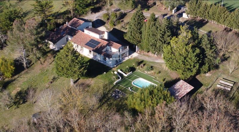 Maison - 227 m² - 7 pièces