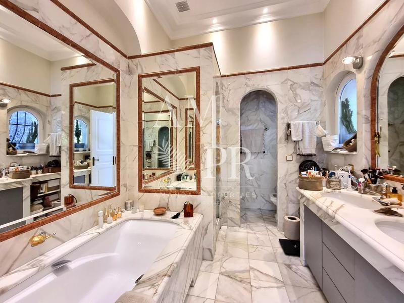 Maison - 370 m² - 8 pièces