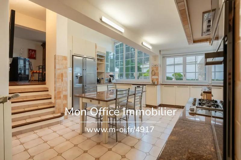 Maison - 630 m² - 12 pièces