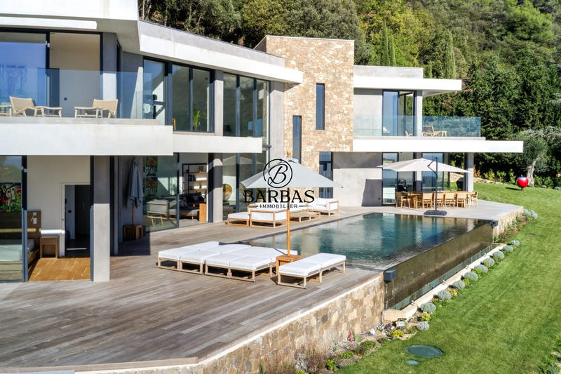 Maison - 445 m² - 8 pièces