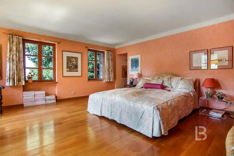 Maison - 260 m² - 11 pièces