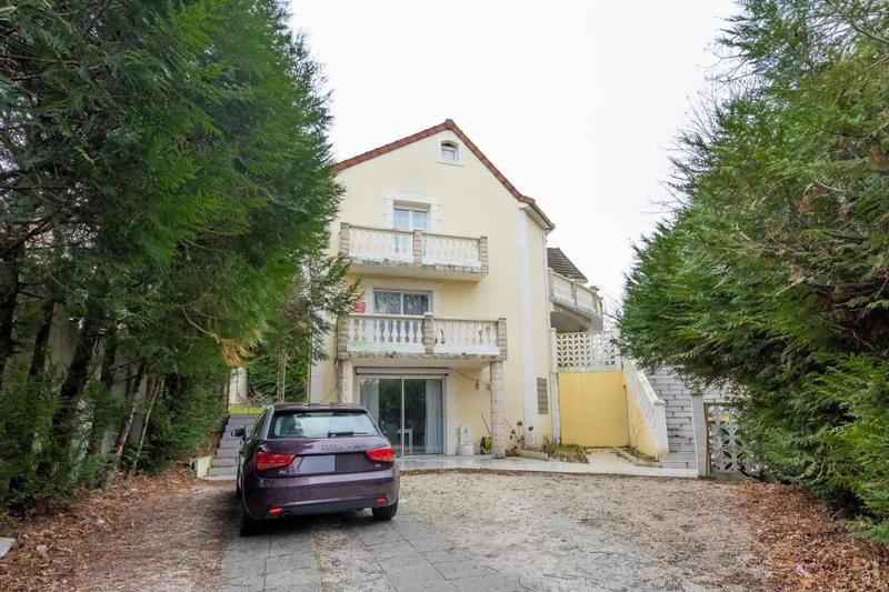 Maison - 220 m² - 11 pièces