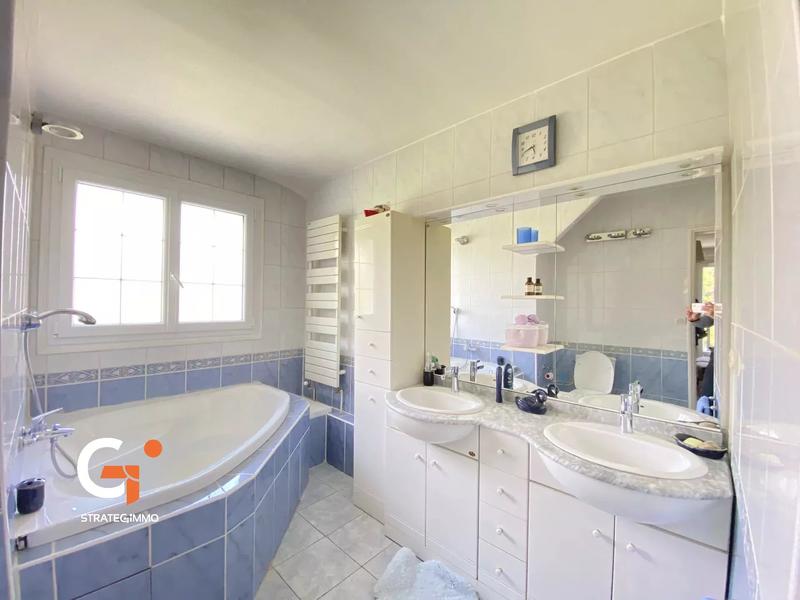 Propriété - 300 m² - 10 pièces