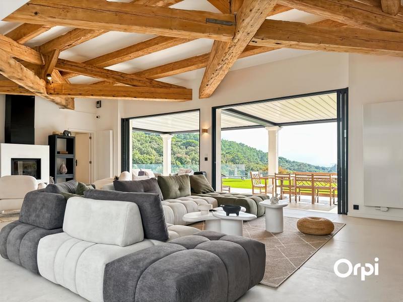 Maison - 373 m² - 6 pièces