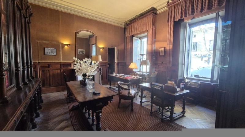 Maison - 464 m² - 12 pièces