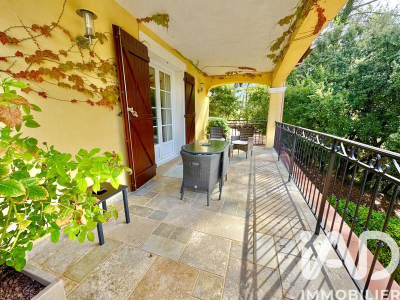 Maison - 250 m² - 6 pièces