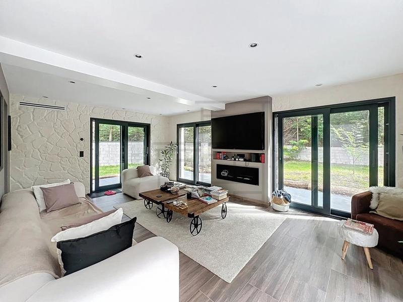 Maison - 260 m² - 10 pièces