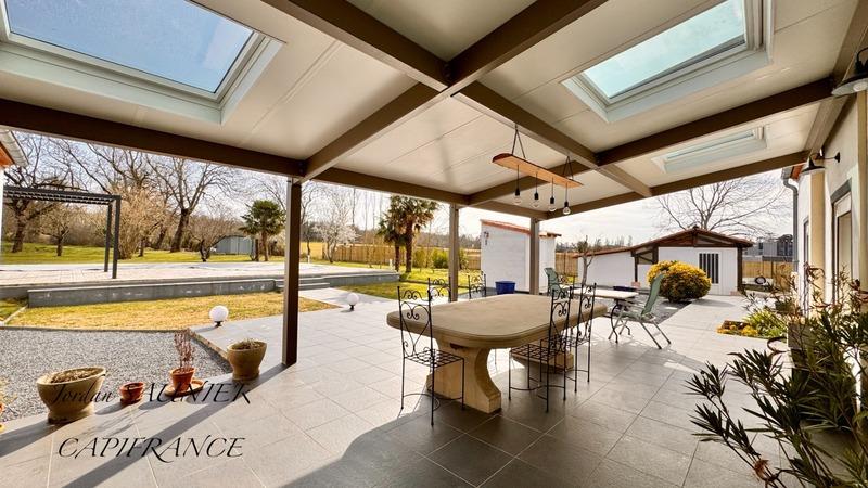 Propriété - 305 m² - 8 pièces