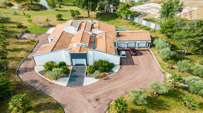 Maison - 402 m² - 8 pièces