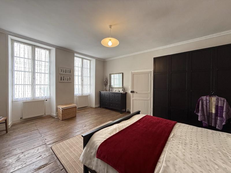 Maison - 238 m² - 7 pièces