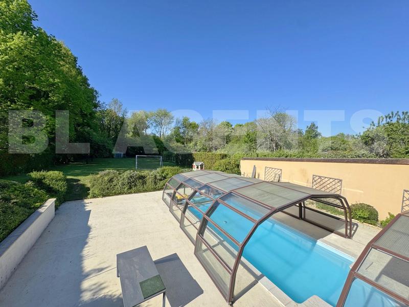 Maison - 243 m² - 8 pièces