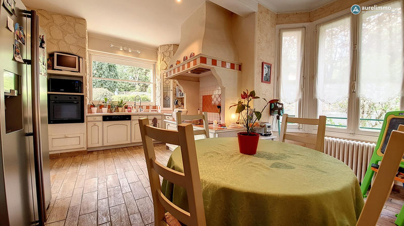 Maison - 285 m² - 9 pièces