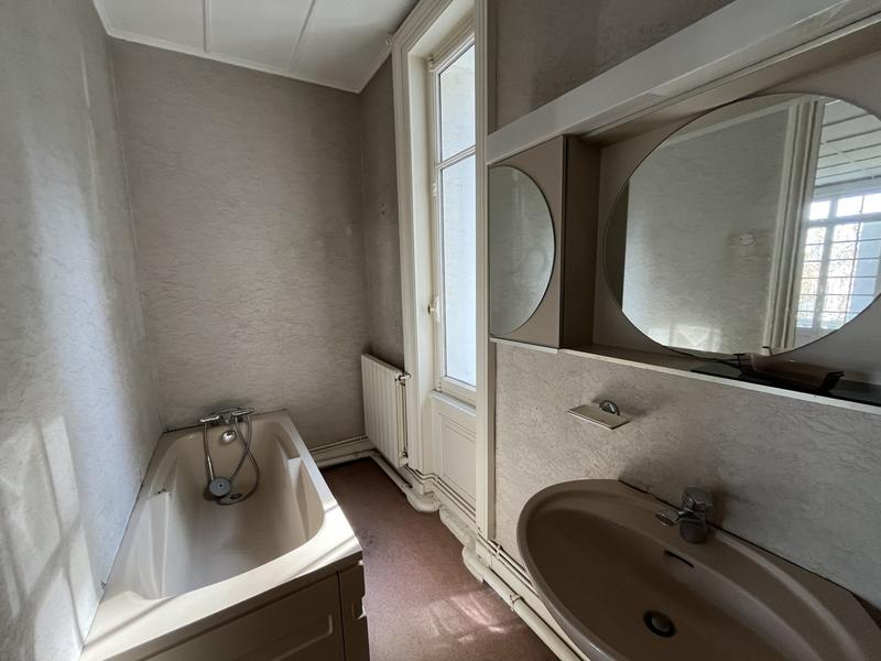 Maison - 241 m² - 8 pièces