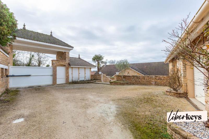 Propriété - 222 m² - 8 pièces