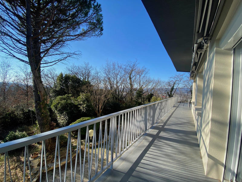 Maison - 238 m² - 9 pièces