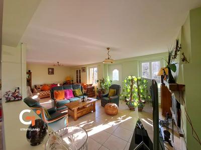 Maison - 240 m² - 8 pièces