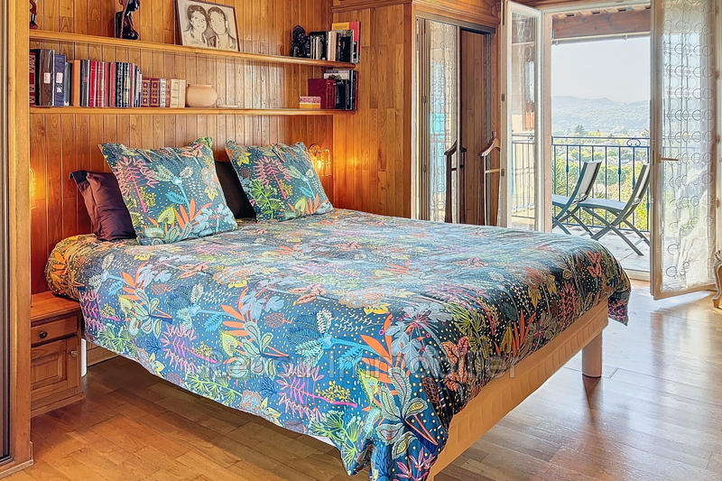 Maison - 240 m² - 8 pièces