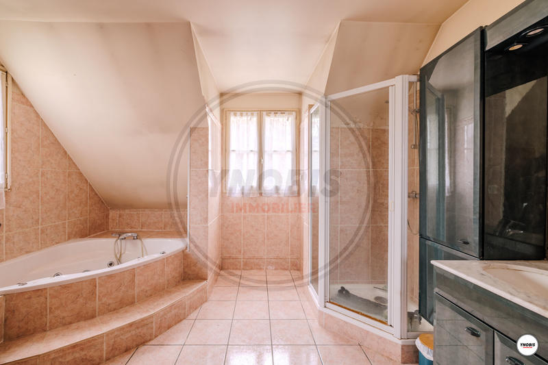 Maison - 256 m² - 9 pièces