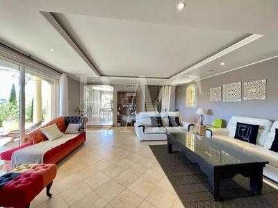 Villa - 235 m² - 8 pièces