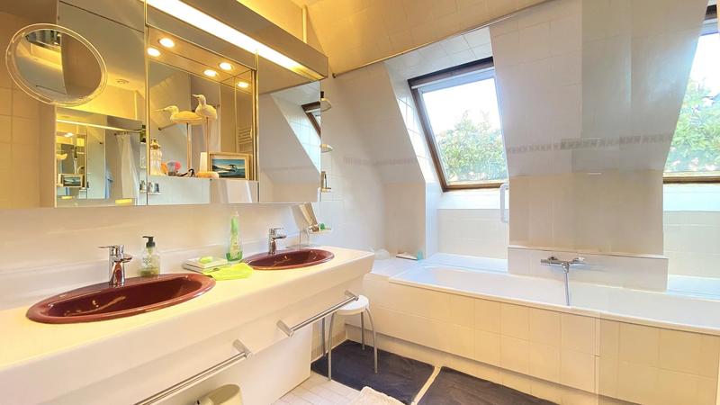 Maison - 246 m² - 7 pièces