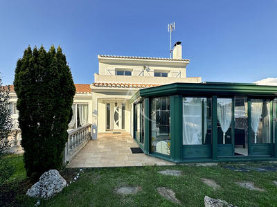 Maison - 223 m² - 7 pièces