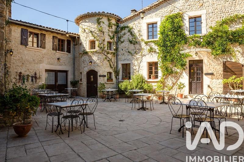 Maison - 1 200 m² - 37 pièces