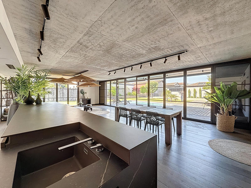 Maison - 243 m² - 8 pièces