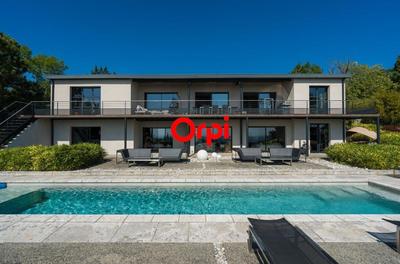 Maison - 382 m² - 9 pièces