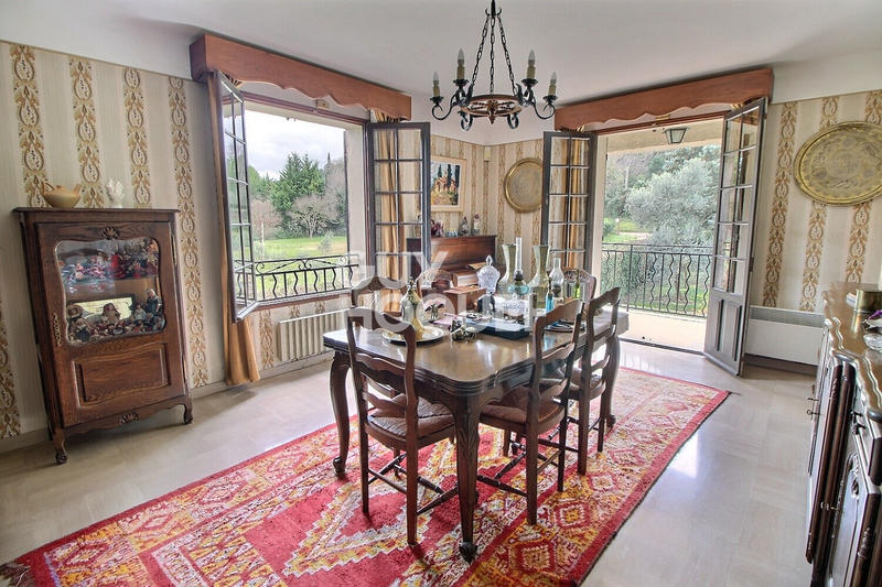 Maison - 298 m² - 11 pièces