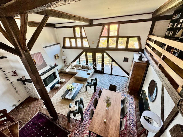 Demeure - 328 m² - 7 pièces