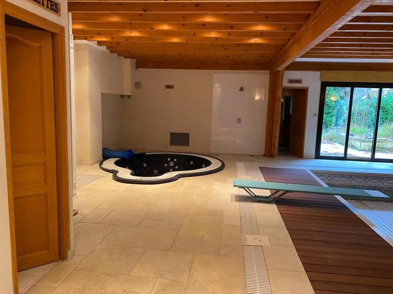 Propriété - 650 m² - 14 pièces