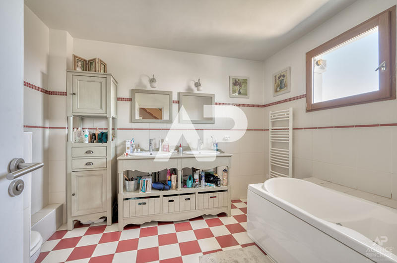 Maison - 176 m² - 8 pièces