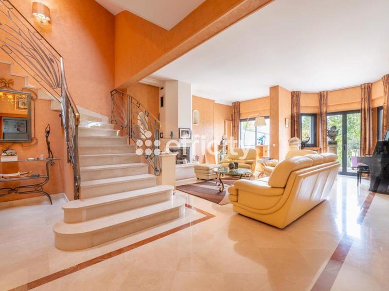 Pavillon - 327 m² - 6 pièces