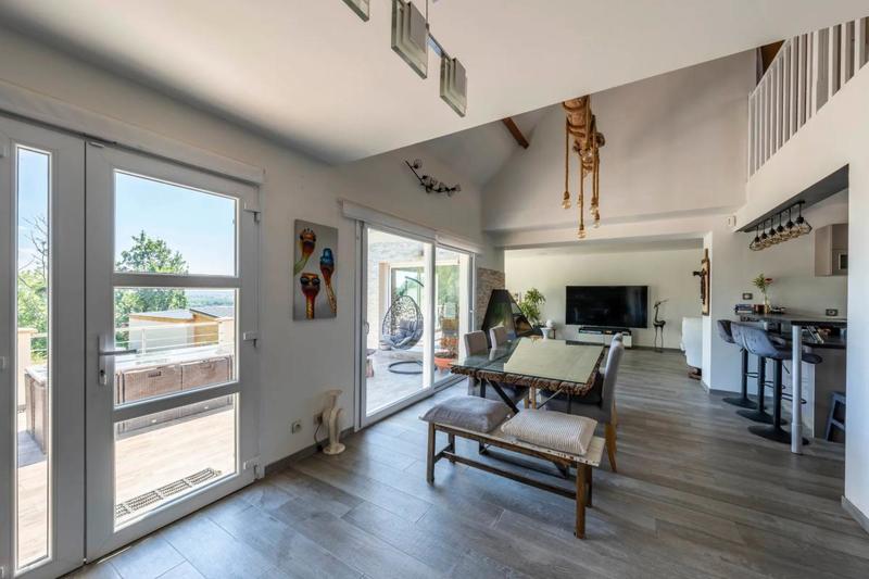 Maison - 239 m² - 12 pièces