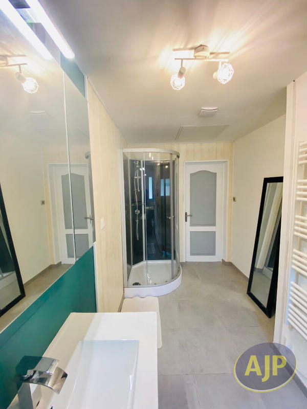 Maison - 211 m² - 7 pièces