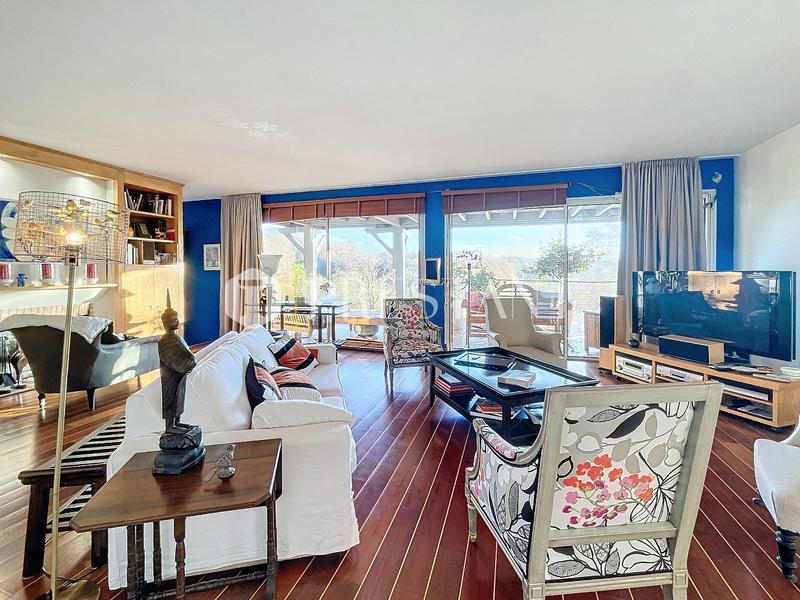 Maison - 250 m² - 6 pièces