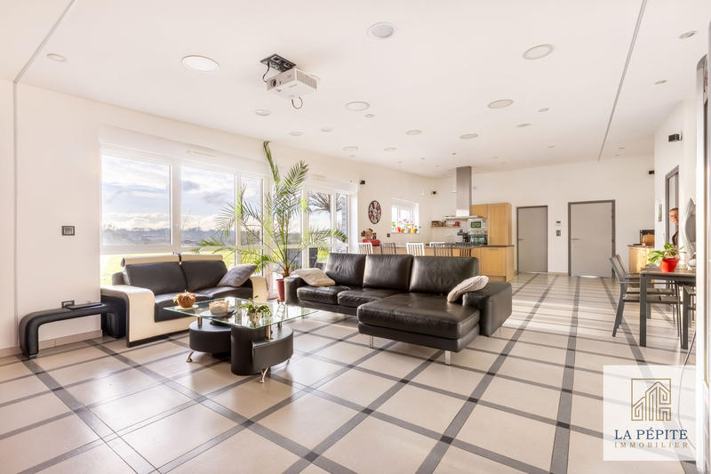 Maison - 240 m² - 8 pièces