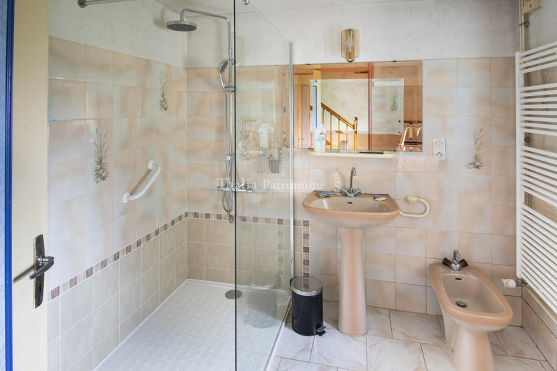 Propriété - 240 m² - 12 pièces