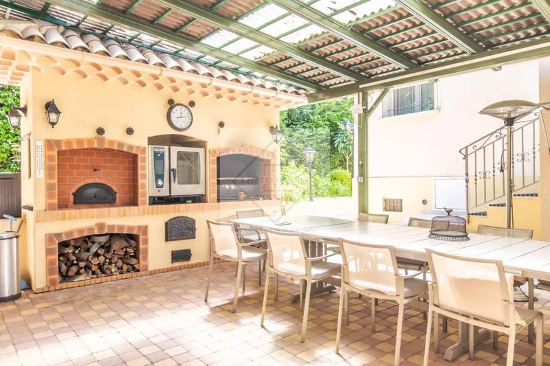 Villa - 247 m² - 6 pièces